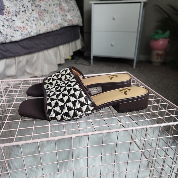 Report Brown and Cream Geometric Slide Sandals - Picture 4 of 7